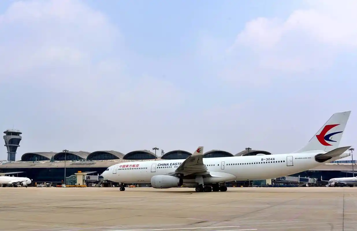 东航a330宽体客机抵达青岛流亭,晚间转场胶东机场,山东籍"五星机长"