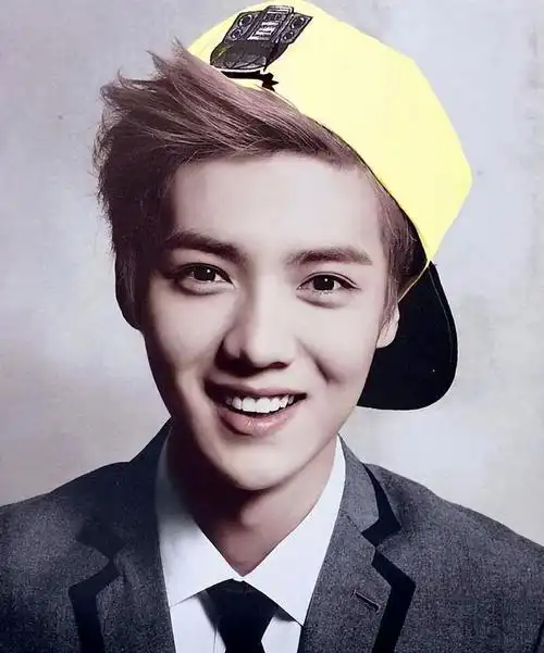 34岁鹿晗带货引热议,脸肿成"老嫂子",网友:撞脸65岁刘雪华