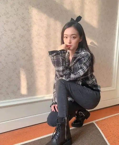 何泓姗状态真是好极了格纹外套配牛仔裤干练利落大秀好身段