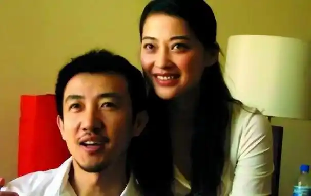 梅婷养了他6年李小冉爱他7年鄢颇最终迎娶了小15岁李呈媛