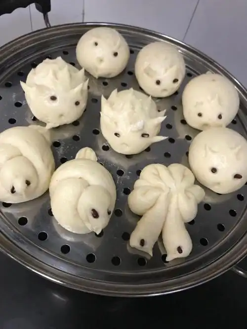 做好的小馒头上蒸锅蒸30分钟,出锅,一盘好看又美味的小动物馒头就做好