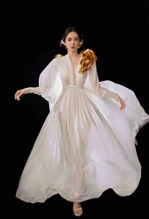 古力娜扎胆子太大了,穿白纱透视裙领口开到腰间,曲线隐现身材棒_造型