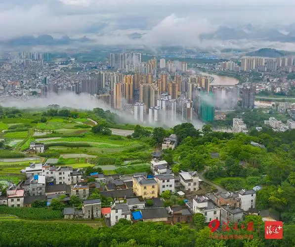 2022年6月12日早上,在连州市巾峰山上远眺,乡村,城市尽收眼底.