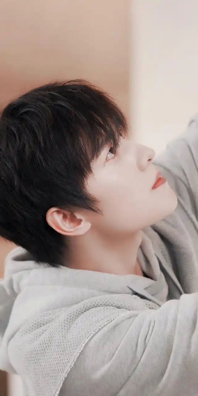 杨洋《元气满满的哥哥》饭拍咩咩这墨镜一戴,真的是帅上加帅啊