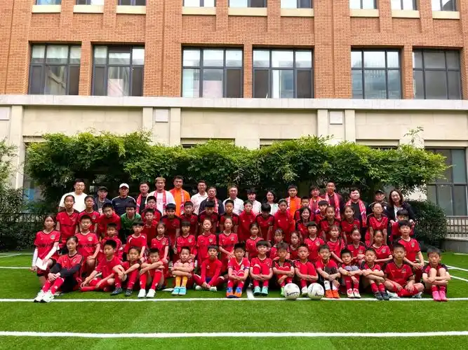 青岛海牛队球员回母校南京路小学,与小球员"唠家常""过招"