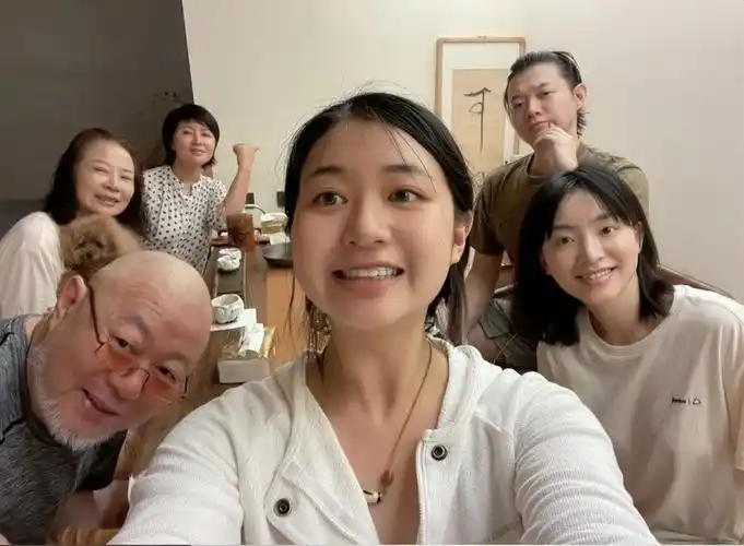 霍尊一家六口庆中秋火风两任太太罕和谐同框施小岚微笑比耶