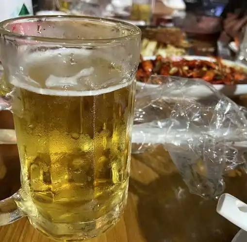 快和朋友们一起huo啤酒恰烧烤去吧!碰个杯