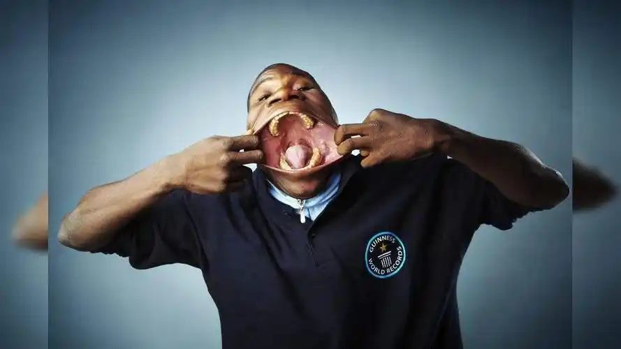世界第一大嘴男,嘴巴长达17厘米,能够吞下整个可乐罐!