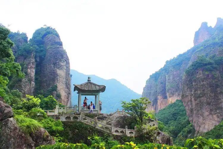 位于浙江省温州市东北部海滨,山水奇秀,天开图画,是中国十大名山之一