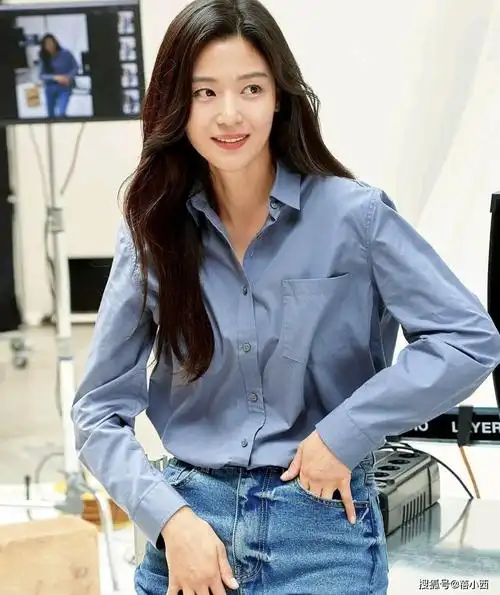 原创全智贤的"国际气质"真是绝了!穿白上衣配橘色裙,极简造型高级