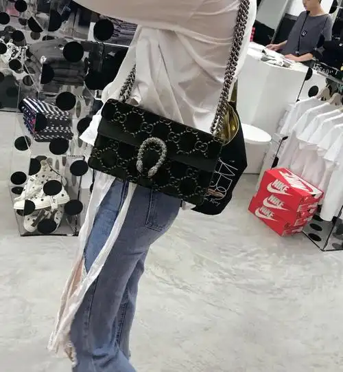 刺绣丝绒酒神包包,绝对是女生心目中的梦想款式_迈斯奢侈品网-奢侈