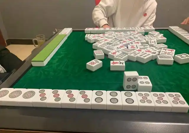 运气和技巧都是麻将胡牌不可或缺的,很多麻将新手对麻将的胡牌技巧都