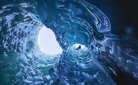 伯利兹大蓝洞:位于距伯利兹城60英里的加勒比海大巴哈马浅滩的海底