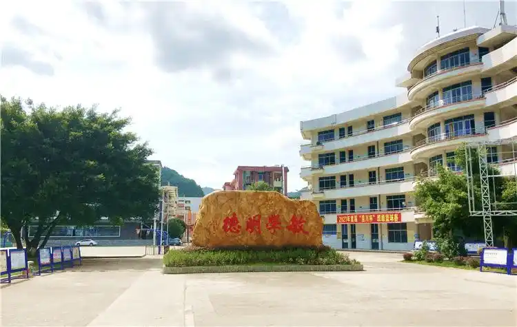 实现低进高出连州二中600分1人本科75人专科上线100