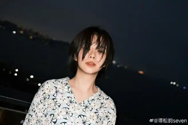 谭松韵花衬衫海边随拍#谭松韵最新随拍来袭,花衬衫造型海边随拍,晶晶