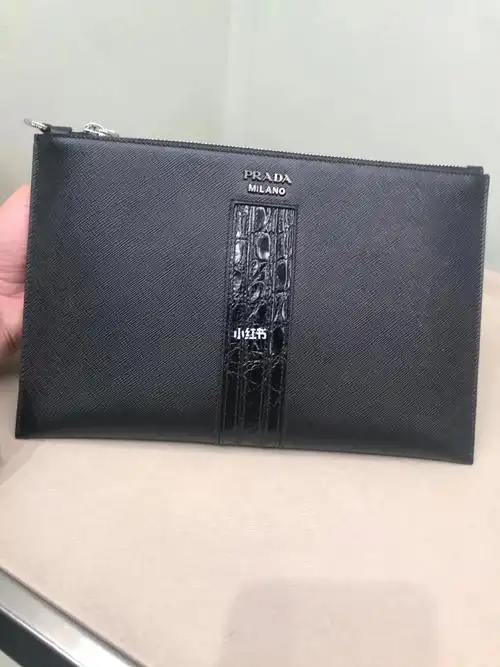 prada男款十字纹手包