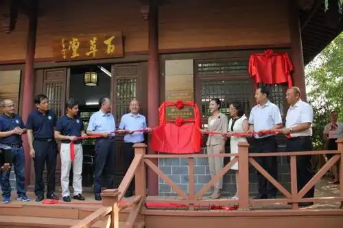 郑日新教授,各位领导,专家为新安医学郑氏喉科学术流派建水县中医院