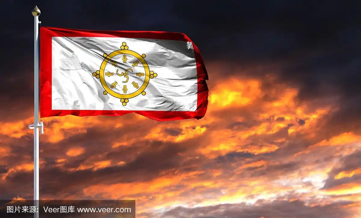 旗帜上的锡金国旗迎风飘扬,映衬着五彩缤纷的晚霞天空