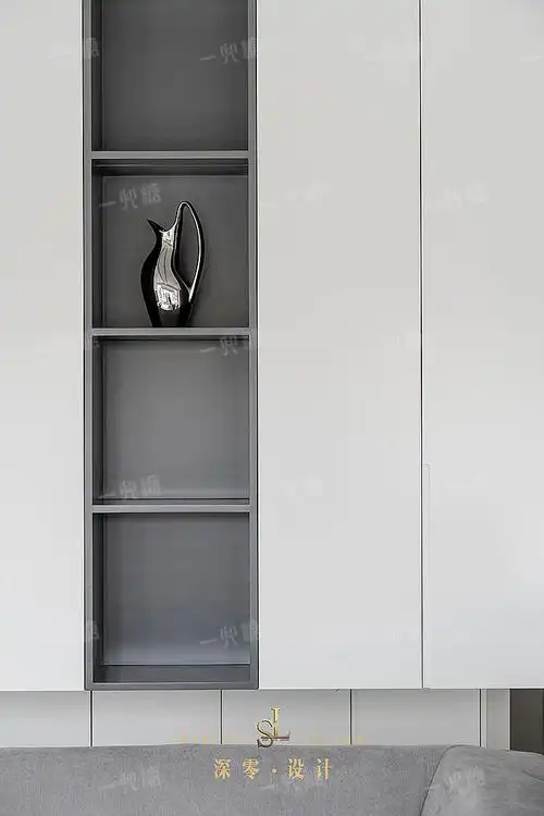 整洁统一的白色柜门结合无把手的设计