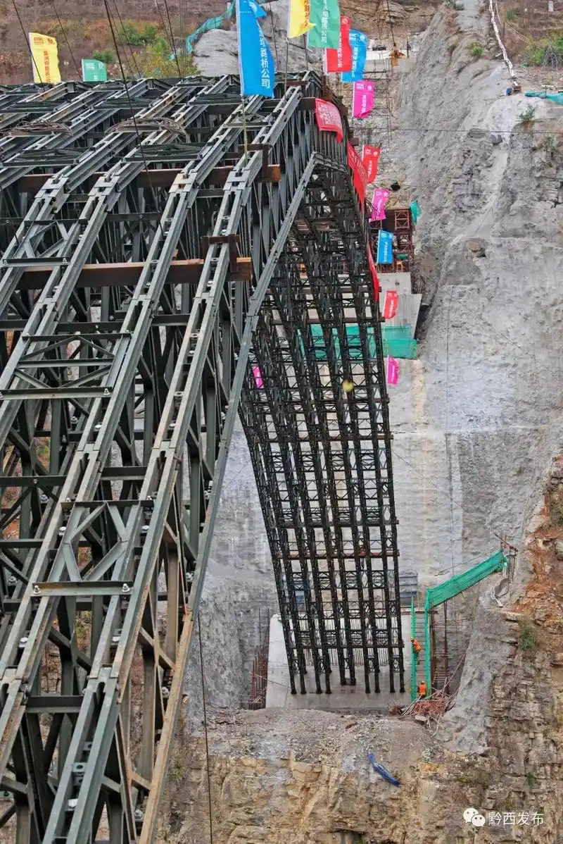 西溪河跨河拱桥钢拱架顺利合龙