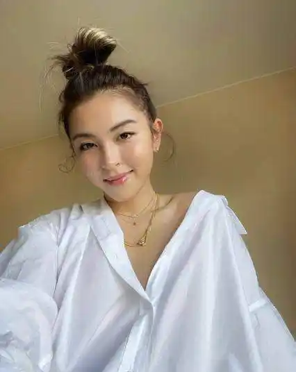 上山诗钠:离异两次,单亲养大女儿,朋友圈明星众多,女儿颜值高