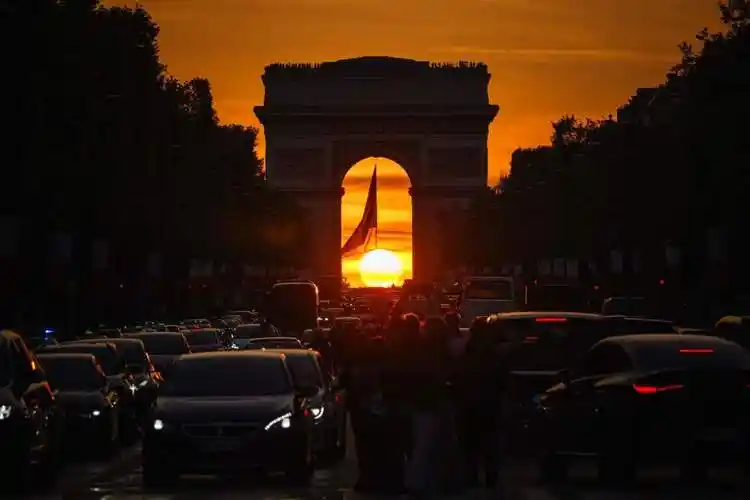 法国巴黎:日落凯旋门