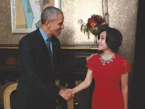 刘晓庆的第五任丈夫是现在的王晓玉,他比刘晓庆大12岁,是有名的富商