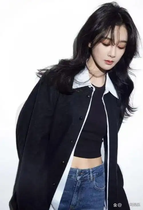 杨紫闪耀出席活动,时尚搭配展现曼妙身材