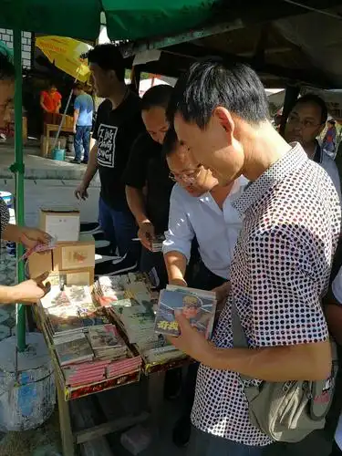 井冈山景区摊点的小人书连环画受热捧