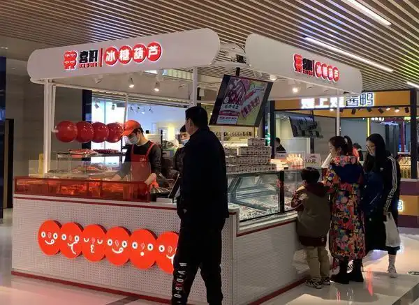 论盒购买!"网红"小串冰糖葫芦热销,郑州有店铺一天能卖7000多串