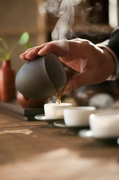 独自静坐一室或三两好友,细细咀嚼着茶的味道.