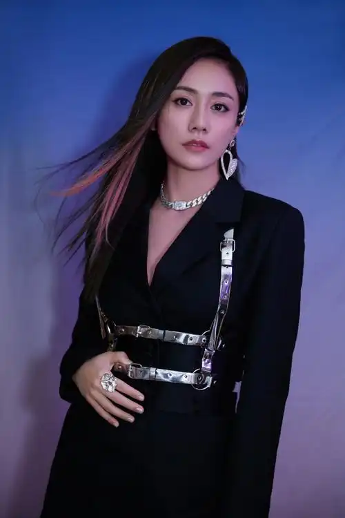 刘芸今晚《乘风破浪的姐姐》的鼓秀舞台造型好美啊,黑色西装裙搭配同