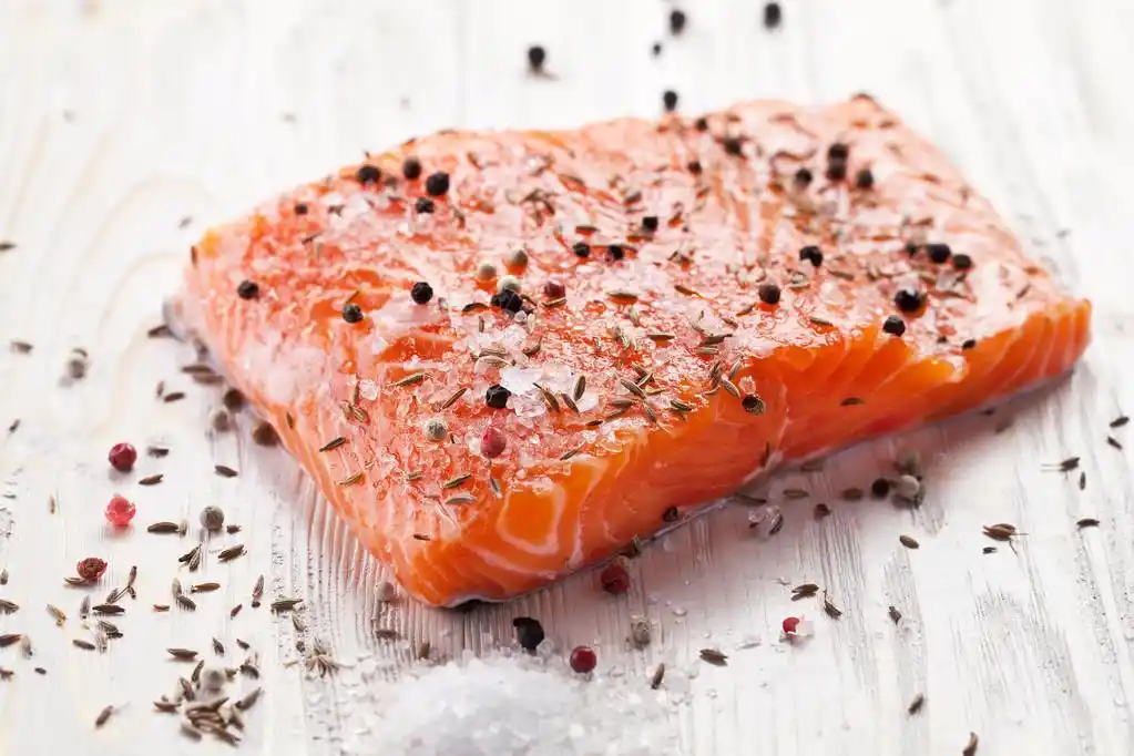 三文鱼菲力木雕板上.