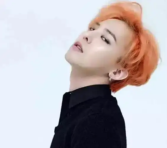 权志龙一向嘻哈十足,恐怕没有他驾驭不了的发色吧! 绿色代表