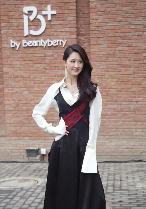 张雯受邀出席时装周 拼接礼服裙妩媚大方