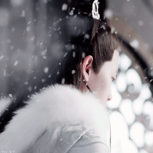 古风装扮的任嘉伦,让回眸更添一份仙气.