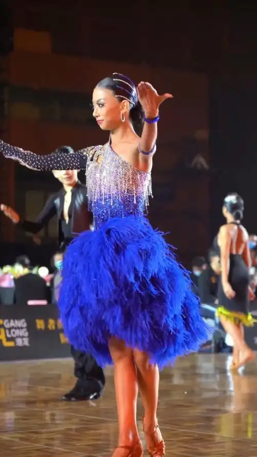 墨茉组合来啦,一个眼神便是指引信号,落落大方的谢礼