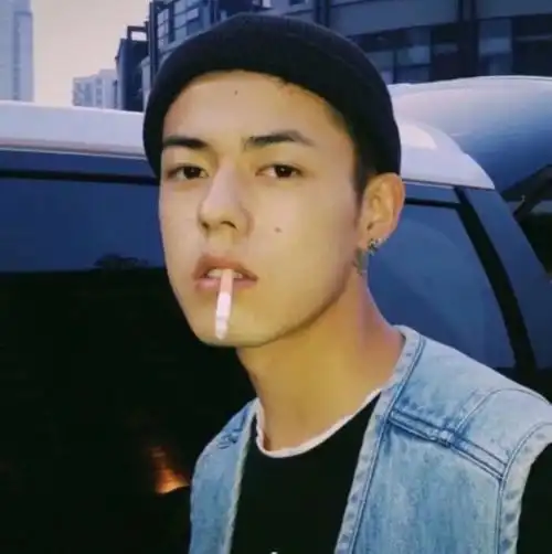 欧美痞帅露纹身头像