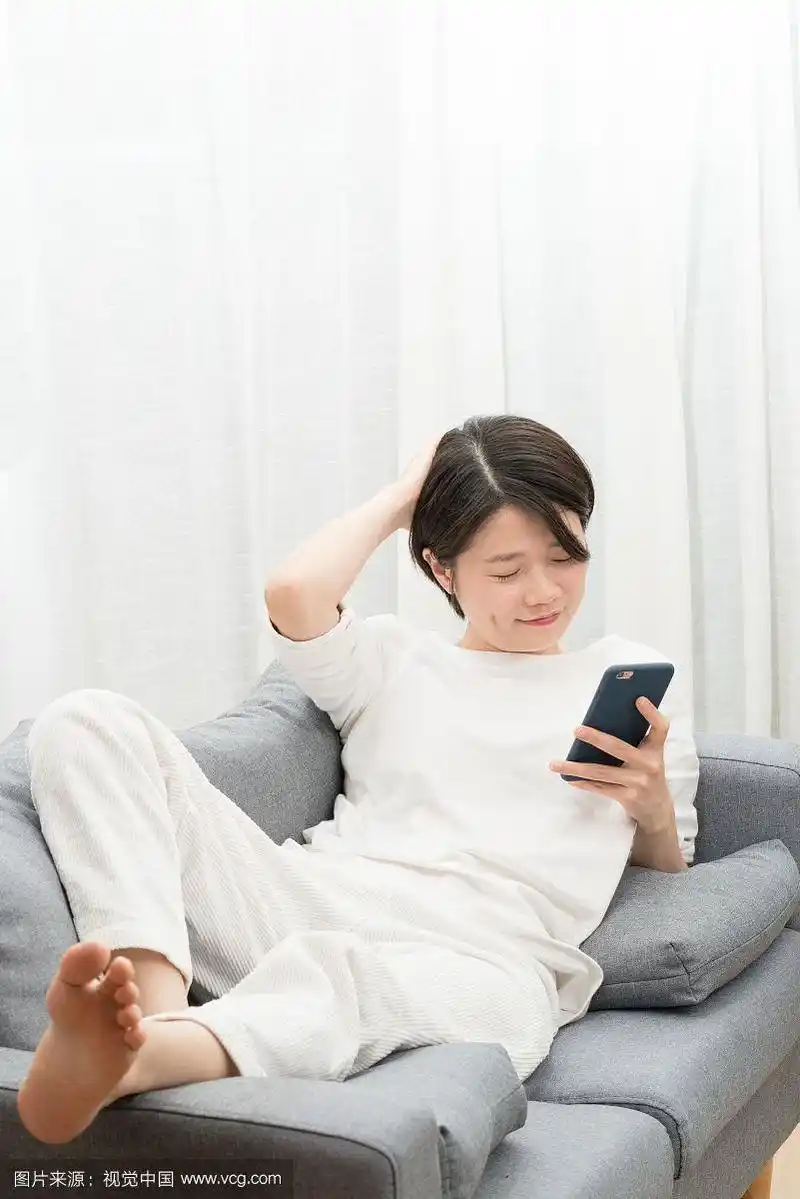 一个人躺在沙发上看手机