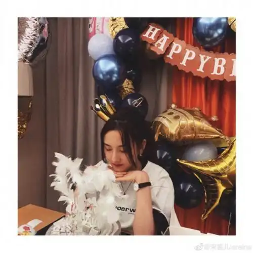 宋祖儿低头许愿