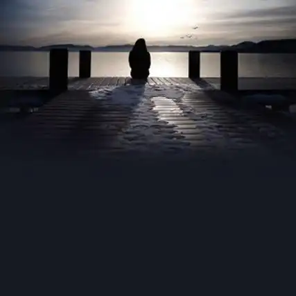 孤单又有一点伤感的一款朋友圈背景图来给大家更新啦,自己一个人的