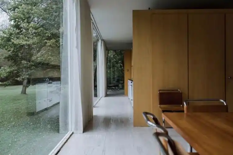 你听过很多次范斯沃斯住宅,但不一定知道它的里面长什么样 | 建筑学院