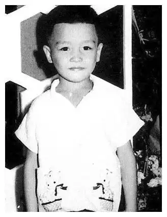 小时候的张国荣换成现在的说法妥妥一枚富二代公子哥.