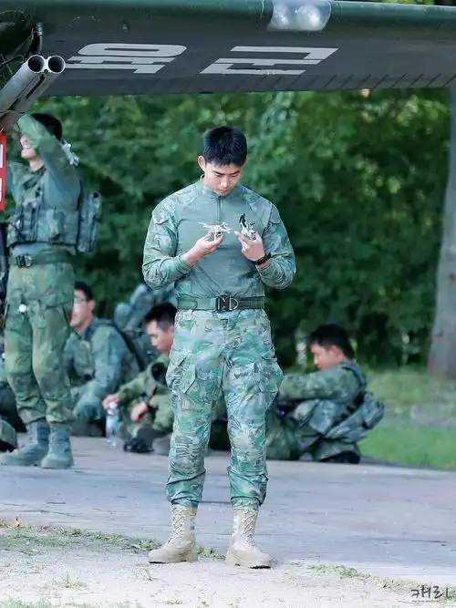 玉泽演图楼持更男友照营业照杂志照