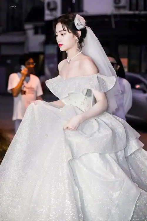 许佳琪婚纱造型