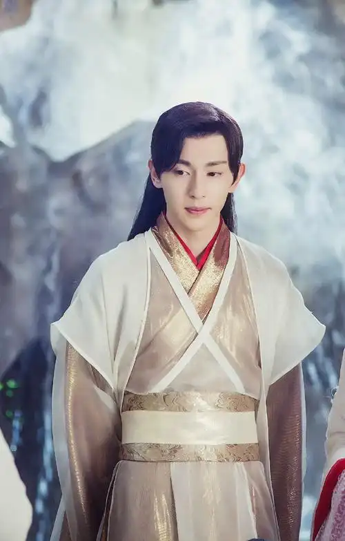 旭凤长久苦苦寻找不得,思及锦觅而落泪,终于锦觅在花界的帮助下得以