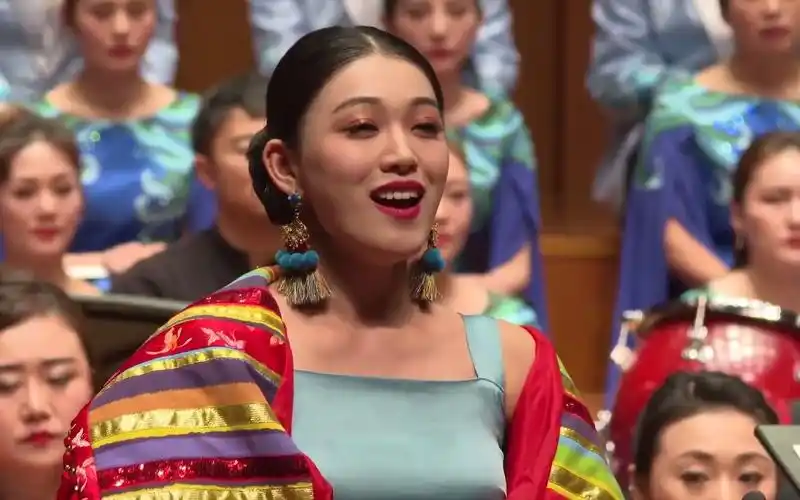 跑马溜溜的山上一朵溜溜的云哟来欣赏女声独唱康定情歌中央民族乐团