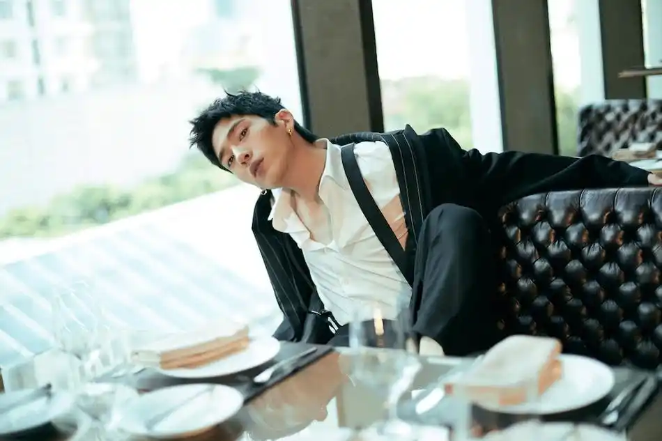 井柏然全新写真上线 儒雅随性展现别样时尚魅力