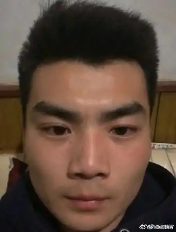 这个属于不怒自威的面相,阳刚之气旺盛,有血性,配一双浓浓的虎眉, 刚