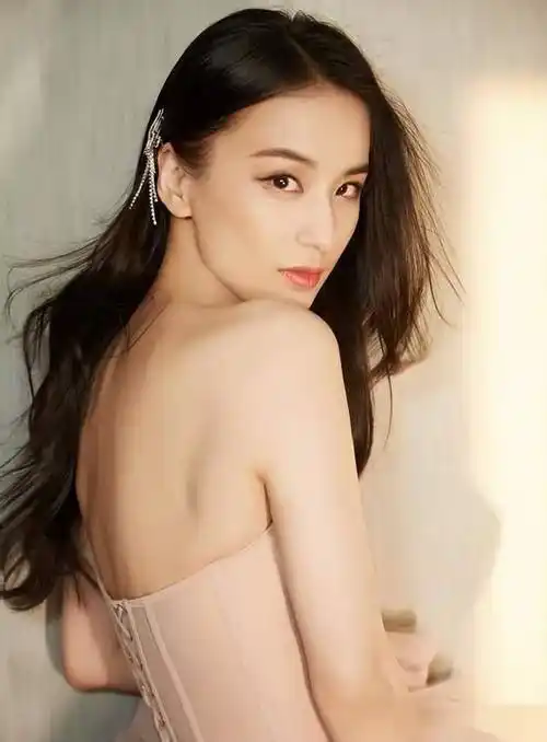 黄圣依的魅力无法抵挡:40岁的她,女人味十足,令人着迷!